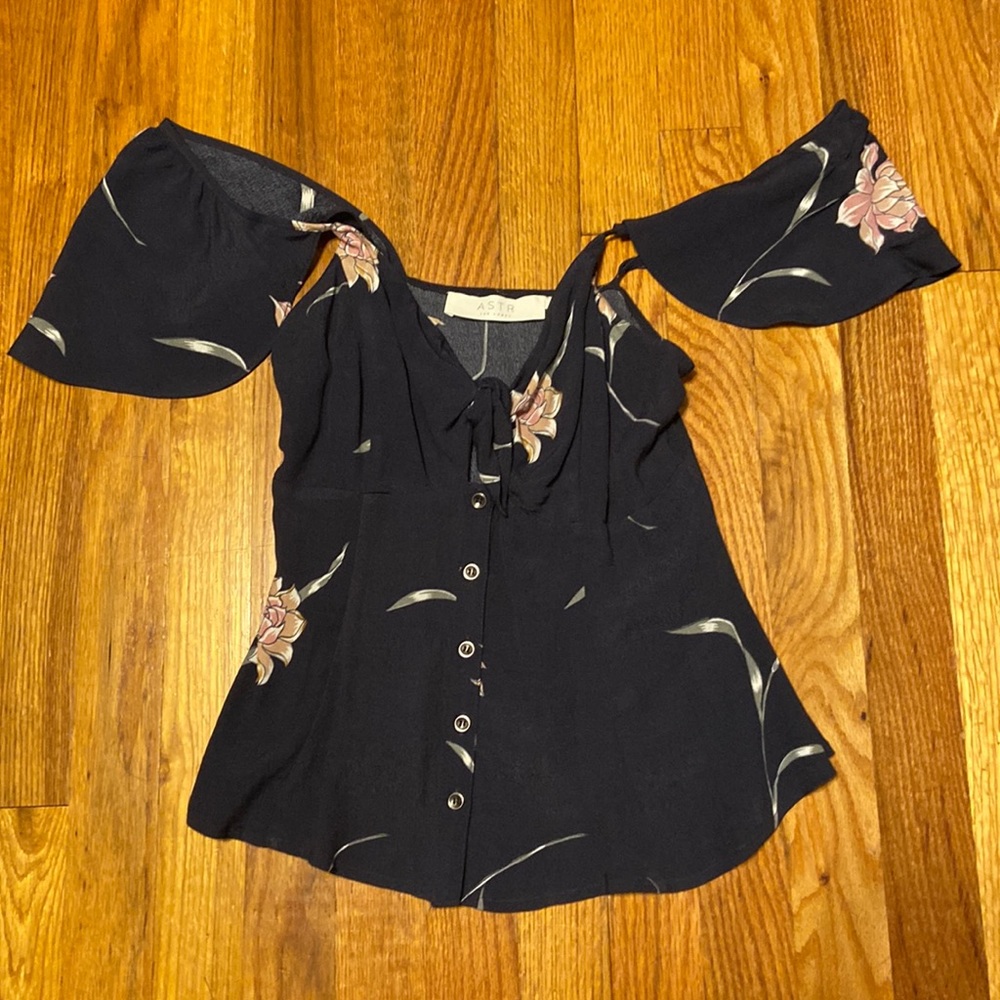 Off the shoulder floral top! Great condition- never worn!